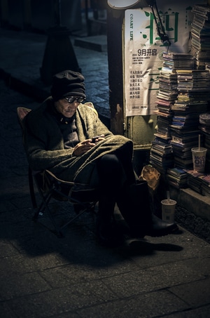 夜景-人像-寒冷-寒夜-冬夜 图片素材