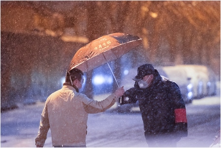 宅家-夜景-武汉加油-坚守岗位-无惧风雪 图片素材
