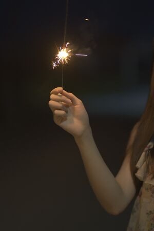 写真-少女-人像-暗色调-街拍 图片素材