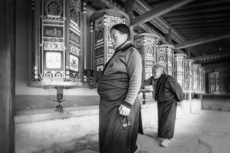 民俗-黑白-美女-街道-老人 图片素材