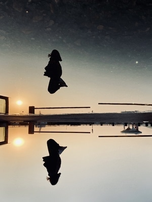 宅家-人像-shotoniphone-手机摄影-倒影 图片素材