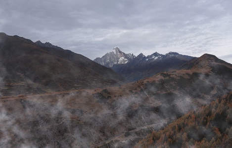 城市印象-壁纸-像素蜜蜂-你好2020-旅行者 图片素材