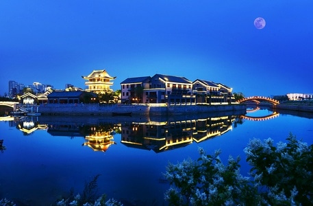 小镇夜景-日照东夷小镇-湖-夜景-风光 图片素材