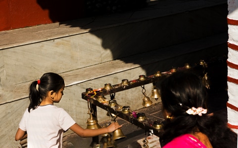 转铃铛-尼泊尔-祈福-女孩-巴松管 图片素材