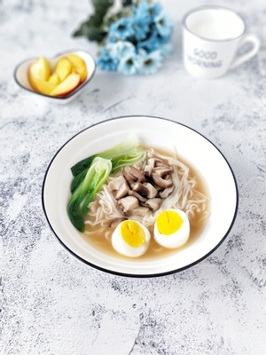 生活-静物-宅家-美食-香菇油菜面 图片素材