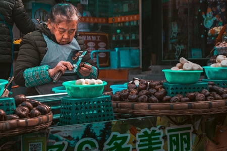 街拍-老房子-女性-女人-老人 图片素材