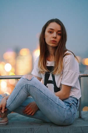 人像-天台-外国-牛仔裤-女人 图片素材