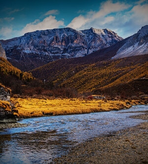雪山-甘孜州稻城亚丁-夏诺多吉-山谷-小河 图片素材