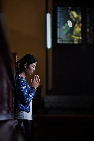 人文纪实-开元寺-祈愿-抓拍-女人 图片素材