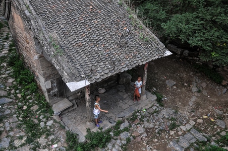 太行山-古村落-土地庙-老人-儿童 图片素材