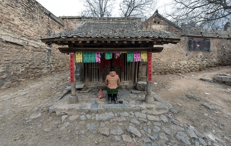 太行山-古村落-土地庙-老人-儿童 图片素材