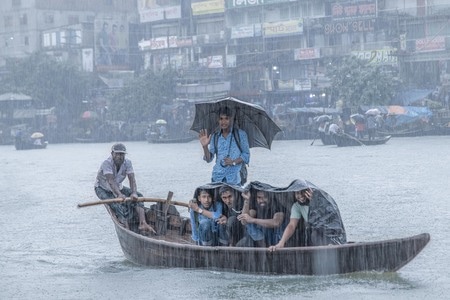 7日打卡挑战-色彩-大雨-暴雨-船 图片素材