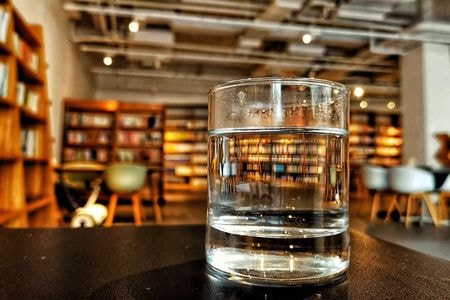 青岛-咖啡店-小清新-室内-啤酒瓶 图片素材