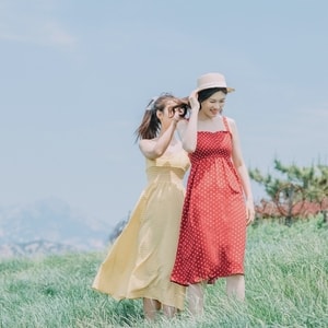 2019inf招募-夏日闺密写真-人像写真-户外-双筒望远镜 图片素材