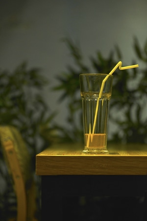 纪实-抓拍-生活-夏天-玻璃杯 图片素材