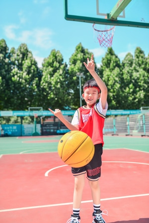 儿童摄影-男孩-运动-篮球-儿童 图片素材