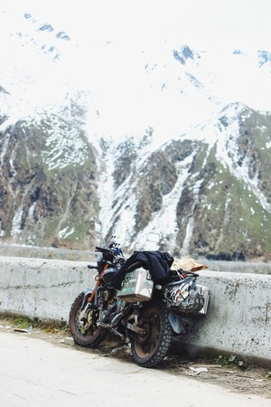 阿坝藏族羌族自治州-巴郎山-摩托-摩托车-石栏 图片素材