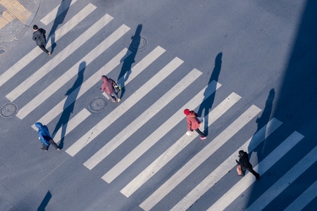 城市风光-道路-马路-斑马线-行人 图片素材