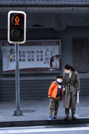 惊蛰-疫情期间-成都-街头-女性 图片素材