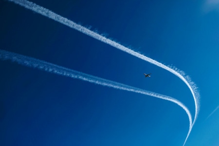 空-飞机-空中单行道-飞机尾迹-天空 图片素材