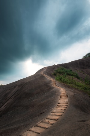 丹霞地貌-山-风雨-乌云-小路 图片素材