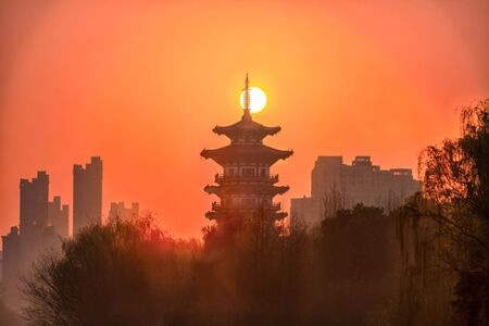 春分-早晨-日出-塔-剪影 图片素材