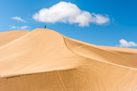 沙漠-蓝天-白云-简洁-一个人 图片素材