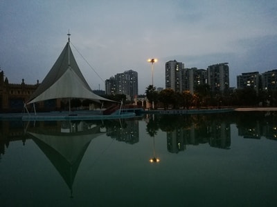 倒影-灯光-夜幕-湖-湖水 图片素材