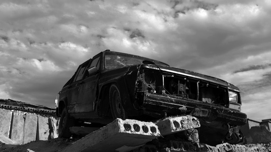 黑白-废墟-阴影-汽车-废旧汽车 图片素材
