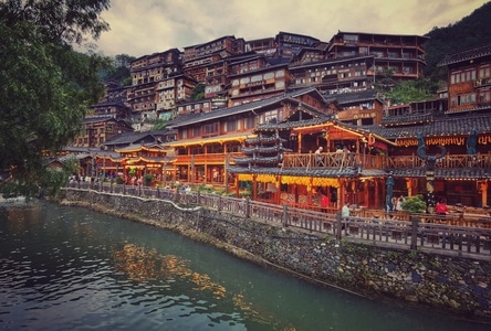 黔东南苗族侗族自治州-千户苗寨-风景-千户苗寨-河流 图片素材