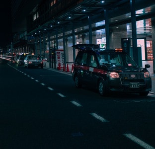 日本-的士-夜晚-城市-车 图片素材