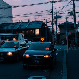 日本-的士-夜晚-城市-车 图片素材