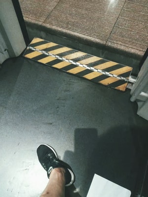 手机摄影-随拍-地铁-鞋子-地铁门 图片素材