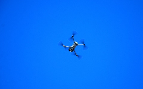 原创作品-降落伞-无人机-天空-蓝天 图片素材