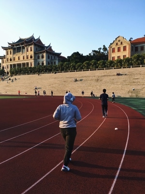 城市-大学-运动场-校园-背影 图片素材