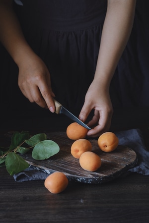 美食-产品-暗调-餐桌-生活感 图片素材