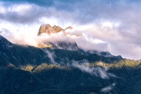 旅行-老姆登村-怒江州-云雾缭绕-皇冠山 图片素材