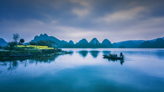 阴天-旅行-湖泊-水域-船 图片素材