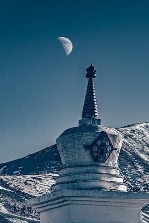 月亮-残月-佛塔-藏地-雪山 图片素材