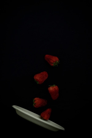 我要上封面-宅家美食-草莓-暗调-水果 图片素材