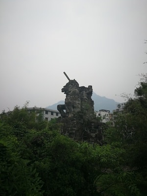 地震遗址-手机-汉旺镇-地震遗址-雕像 图片素材