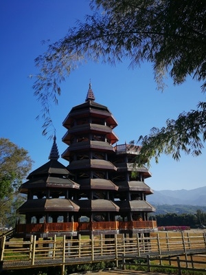 手机-旅行-云南-蓝-楼阁 图片素材