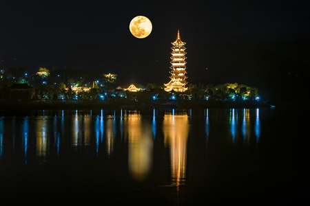 城市天际线-城市-风光-倒影-月亮 图片素材