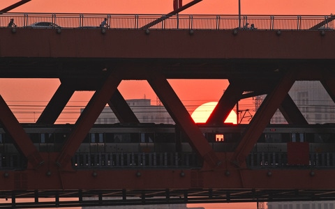 7日打卡挑战-轻轨-桥-夕阳-重庆 图片素材