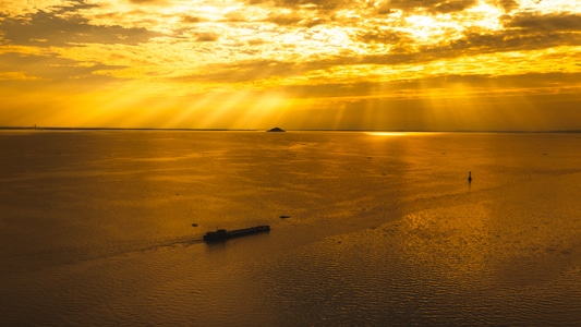 末日-太阳-船-大海-耶稣光 图片素材