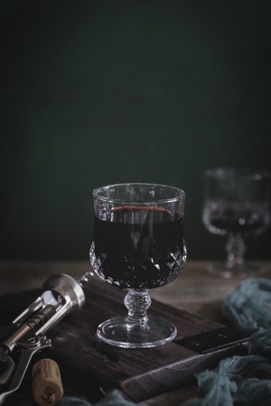 我要上封面-静物拍攝-红酒-杯-巾 图片素材