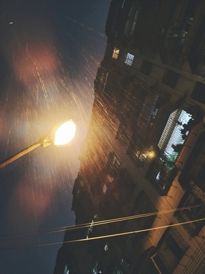 手机摄影-夜景-房屋-雨-雨水 图片素材