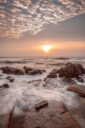 云彩-日出-海水-礁石-海浪 图片素材