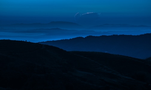 风光-云层-山-人文景观-一栋房子 图片素材