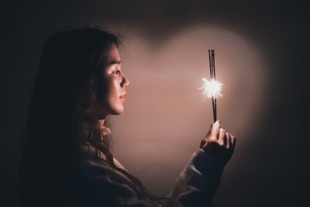 人像-夜景人像-灯火-注射器-蜡烛 图片素材